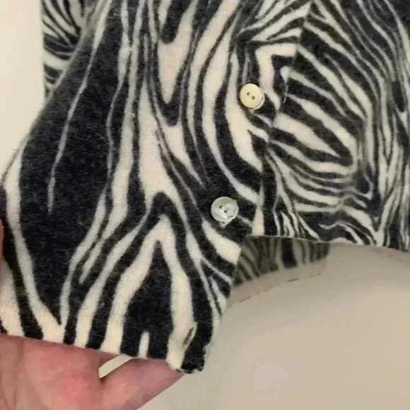 Jillian Jones  asymmetrical cardigan, 70% wool/20% rabbit, white/gray pattern - Picture 4 of 6